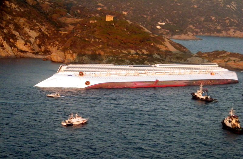 Illustration for article titled Incredible Hi-Res Costa Concordia Photos Reveal Captain's Insanity